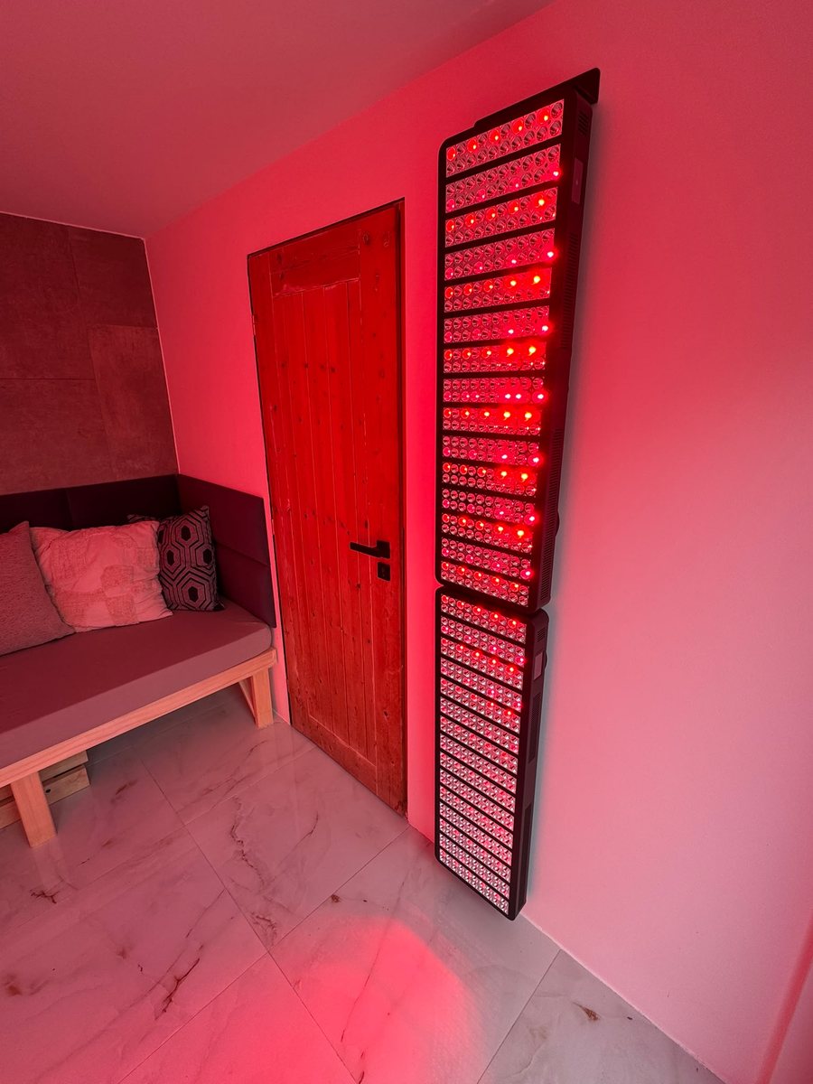 Két HELIOR One panel egy wellnessházban, a finn szauna mellett